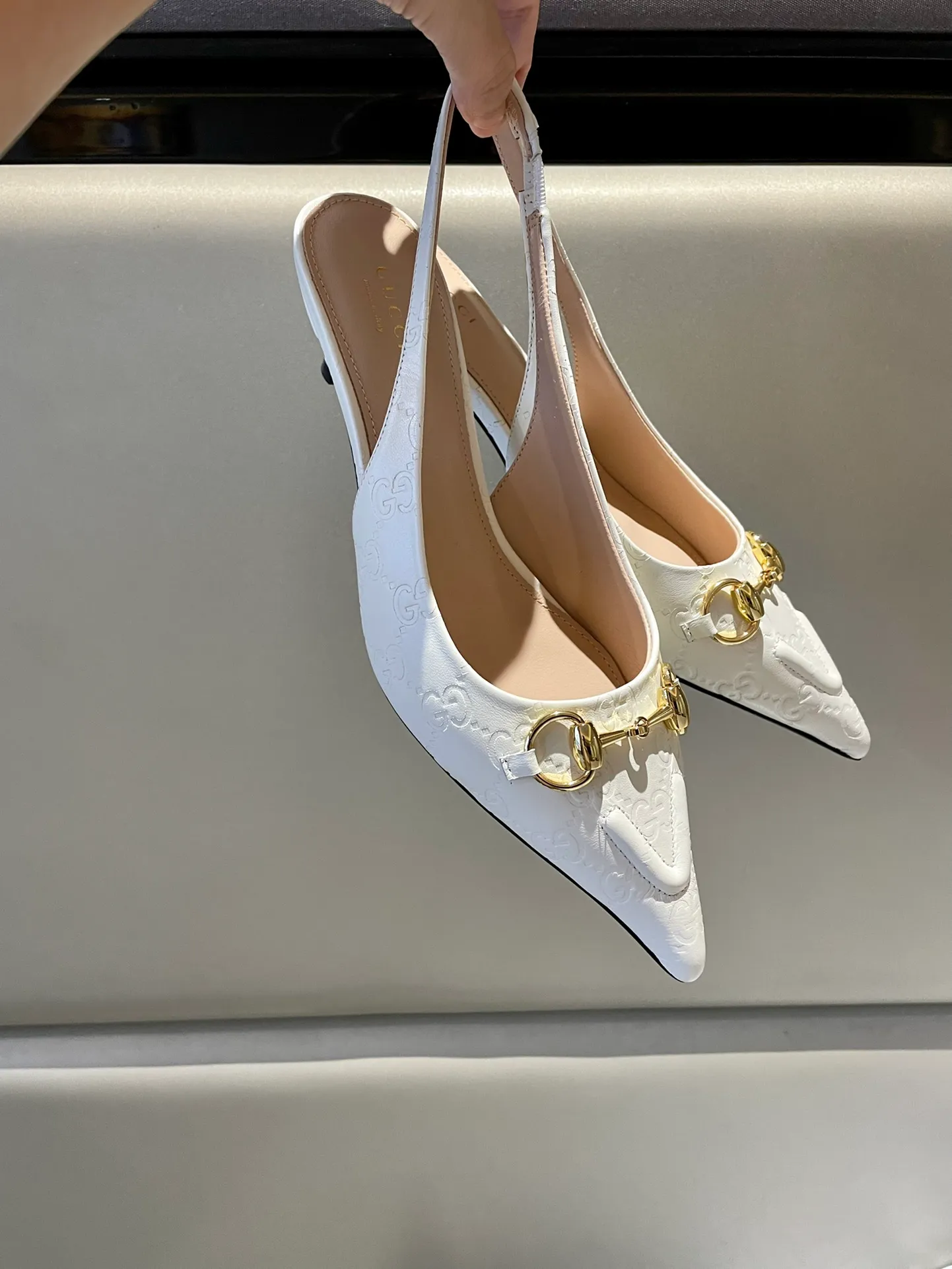 👟👟Ex-factory price 580👟👟 2024 G family’s new GUcc𝐢 horsebit pump sandals with pointed toes, elastic straps and kitten heels complement each other to create a comfortable and fitting design, and the back-lace pumps are the essence of design. Hot-drilling process Upper: Imported high-grade G G canvas Lining/foot pads: Full-grain high-grade lambskin Sole: Italian top-grade genuine leather sole Heel height: 10.5cm Fitting size: 35-42 (40/41/42 custom-made, non-refundable)